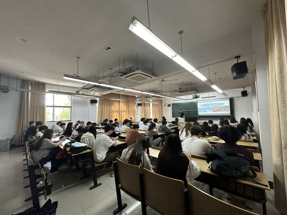 z6com尊龙凯时 科技集团在南京邮电大学通达学院举办讲座